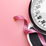 Im Alter verändert sich unser Körper, auch zeigt die Wage gerne ein paar Kilo mehr an.