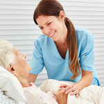 Dekubitis, das sogenannte, Wundliegen erfordert eine besondere Pflege. Hier wird eine ältere Dame liebevoll und professionell gepflegt.