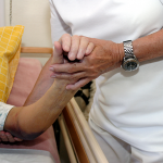 Ein guter Pflegender achtet auf betroffene Stellen, um Dekubitus zu vermeiden und die Lebensqualität zu steigern.