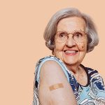 Frau freut sich, dass sie die wichtige Grippeimpfung hinter sich hat.