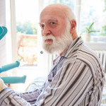 Knochenbrüche können im Alter eine Herausforderung sein, wie bei diesem alten Mann.